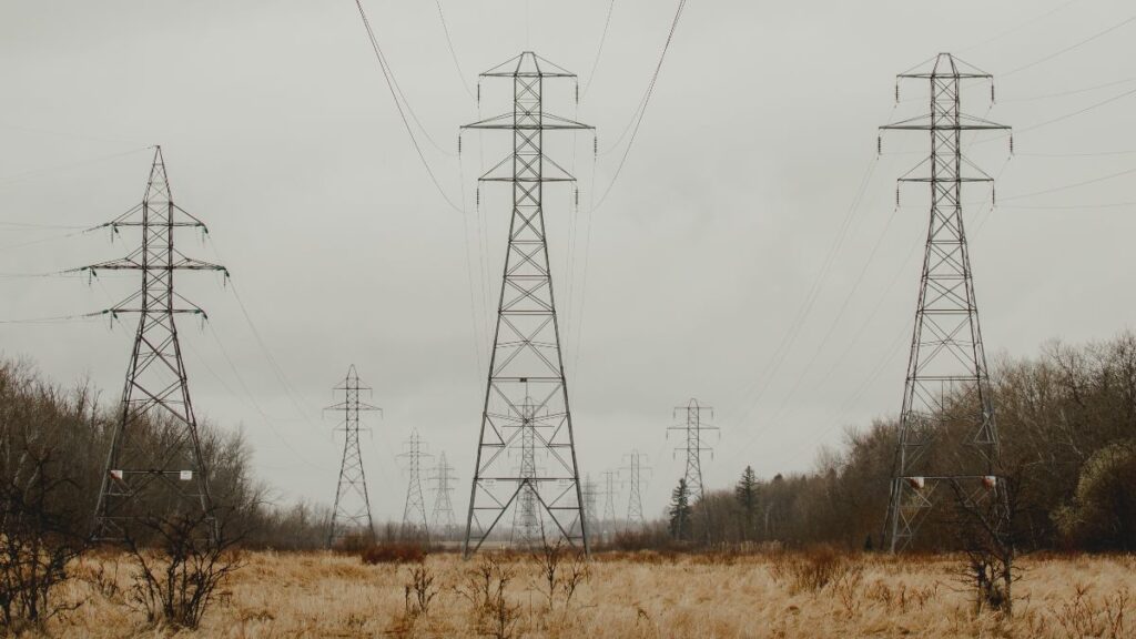 Electrical network on the verge of its capacity: the Government raises investment limits by 62% and the sector demands a minimum regulated return of 7%