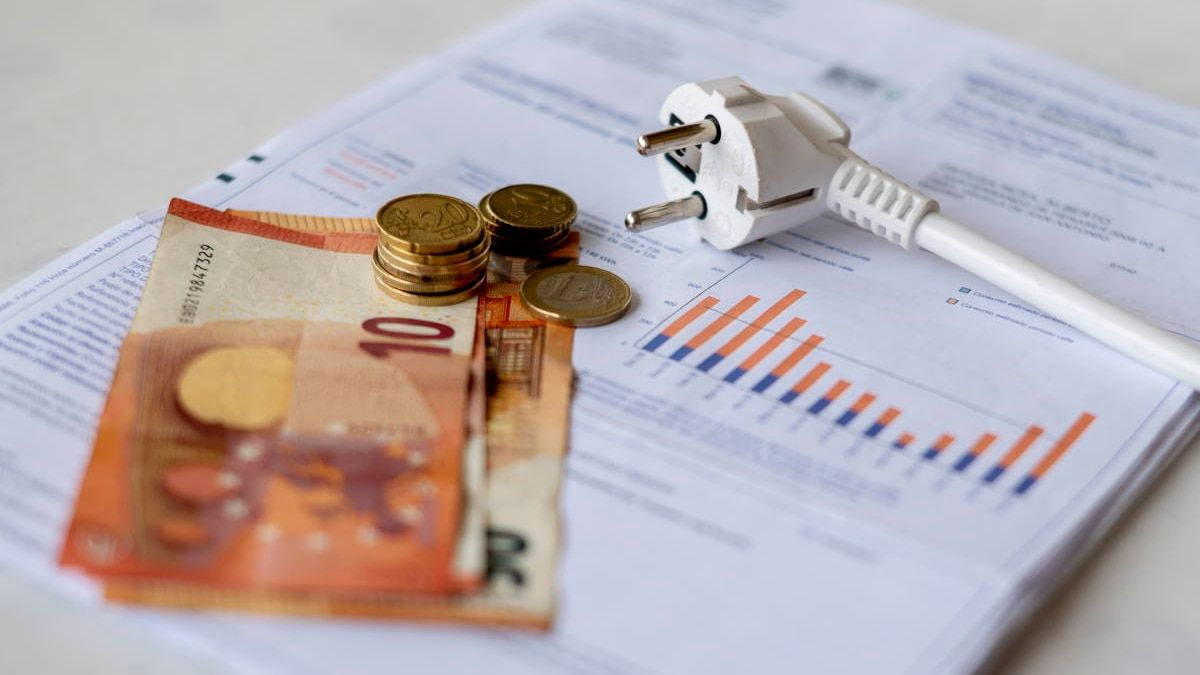 The price of electricity today, Monday, November 10, 2025: soars by 39.69% and some hours will be close to 300 euros