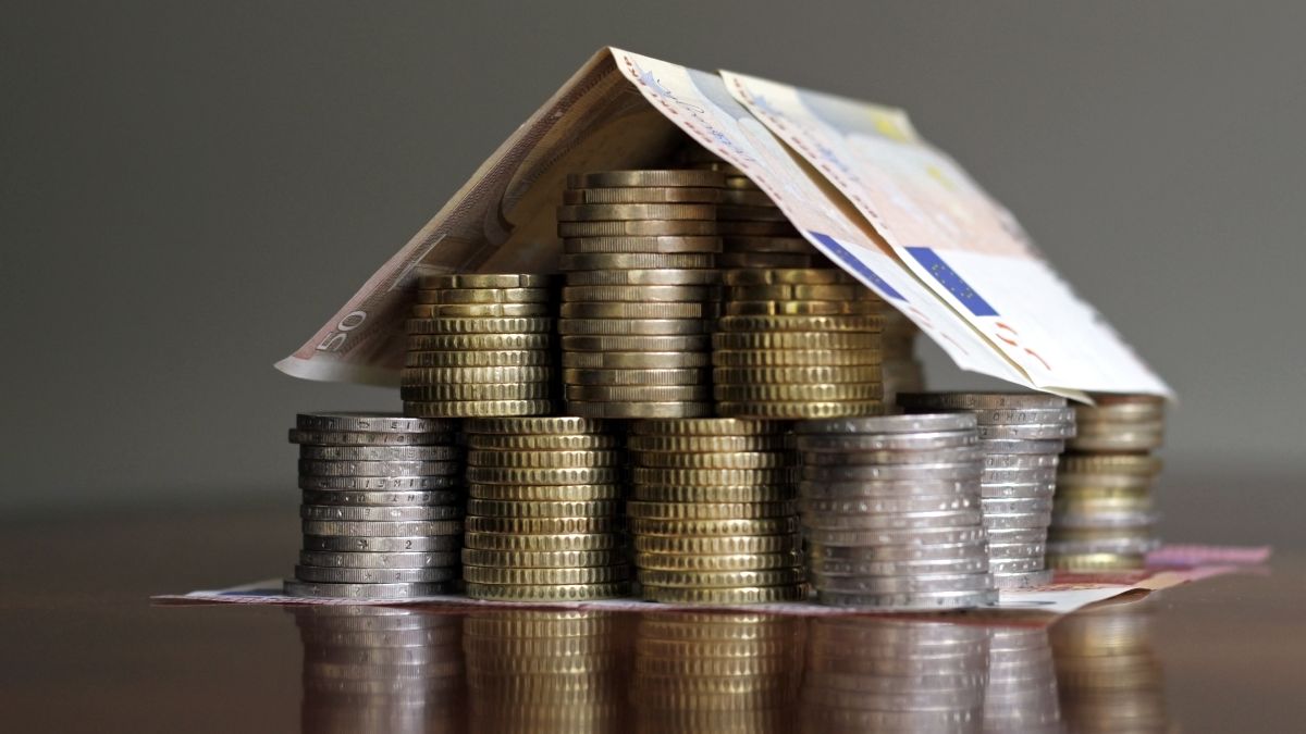 They fire him and immediately raise his mortgage for losing the advantage of working at the bank: the court now annuls the clause as “abusive”