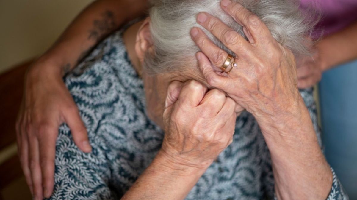 A widowed retiree who cannot pay for her house with her pension moves in with her daughter temporarily: she stays for 10 years half paying the expenses and taking care of the children