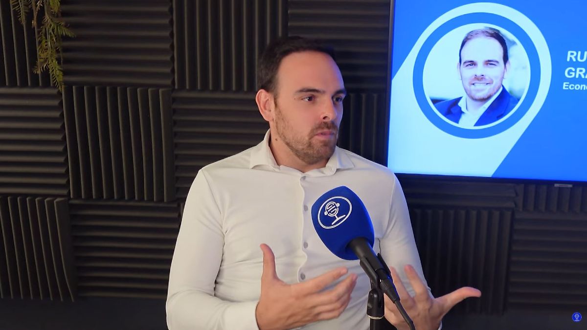 Rubén de Gracia, economist: “In Spain, if you have not contributed even one day, you can collect a pension of 564 euros per month”