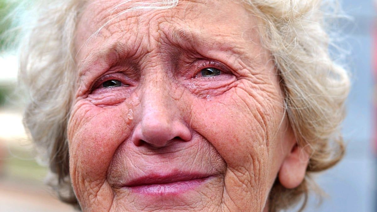 A retiree loses her pension and must return 22,918.80 euros because her son is registered and his income exceeds the allowed limit