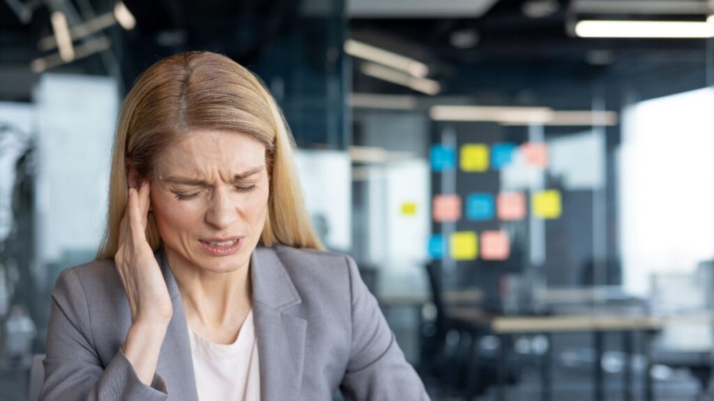 An administrative worker achieves absolute permanent disability with a pension of 1,213.59 euros: Social Security denied it because her ailments did not reduce her working capacity