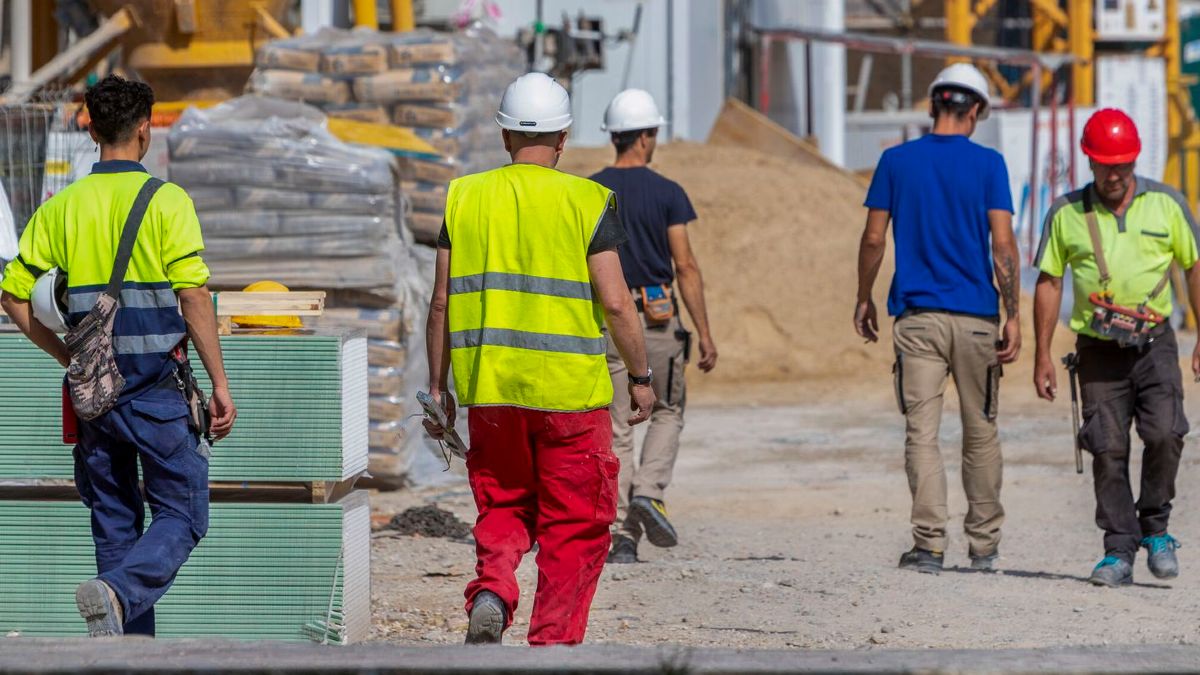 A foreman wins Social Security and gets an absolute permanent disability pension of 2,280.01 euros for degenerative bone disease and severe obesity