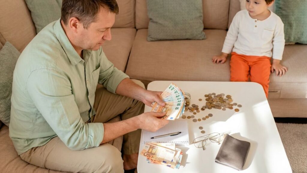 A father who earns 2,500 euros asks to pay less than 400 euros in support to his son because the mother lives with another partner: the court says that this does not affect his duty as a parent