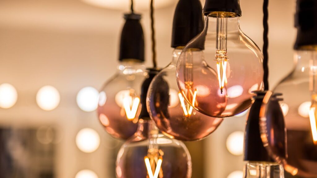 The price of electricity today, Saturday, November 29, 2025: the cheapest and most expensive hours within the PVPC