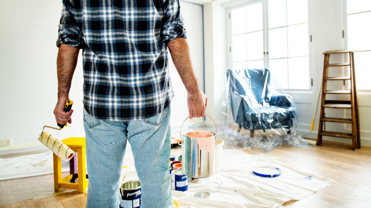 A landlady claims the painting and cleaning costs from the tenant: the court considers that she cannot ask for the house to be returned “as if she had not lived in it”
