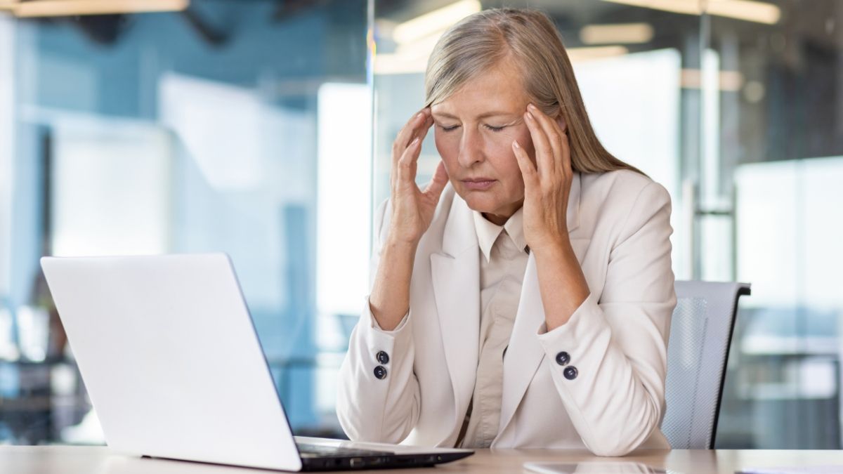 Justice denies permanent disability to a 49-year-old administrative woman with migraines and Ménière's Syndrome and agrees with Social Security