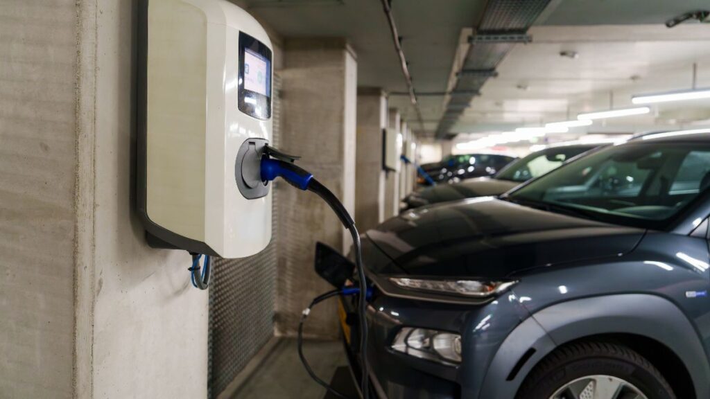 Neighbors can install a charging point for electric cars in their garage without permission from the community, even if the installation passes through common areas.