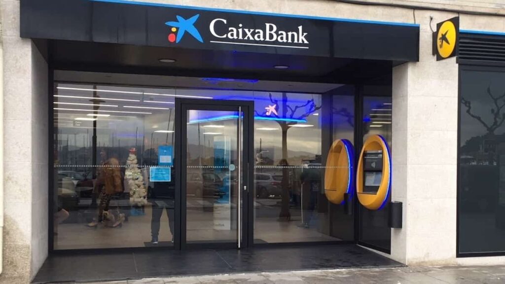 A Caixabank retiree must return 25,985.52 euros for retiring early at age 61 and continuing to collect the Special Agreement