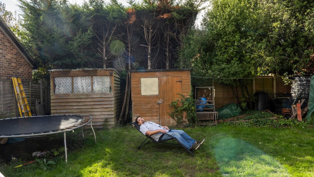 A man reports that the city council demands 4,400 euros from him to process his complaint about his neighbor's five-meter hedge that leaves him without sun