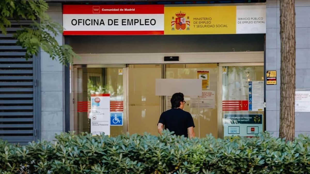 A worker who earned more than 100,000 euros goes on unemployment, sues the SEPE for a change of 30 and 31 days in his contribution and the court rejects it for not reaching 3,000 euros