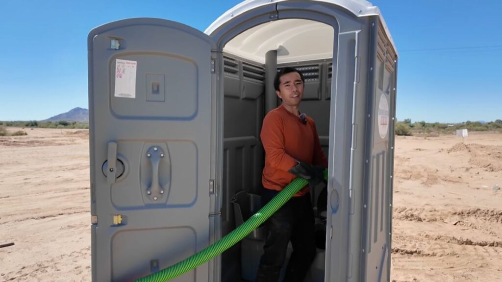 Daniel (31), the young businessman who has a turnover of 4 million cleaning portable toilets: "It's not glamorous, but it smells like money"