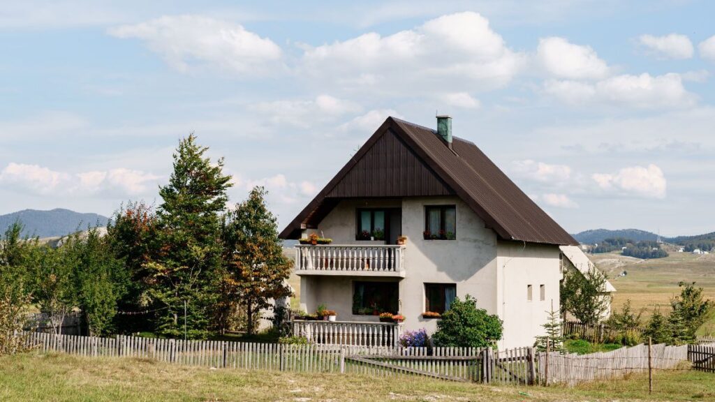 He buys a house for 136,000 euros and discovers that it was actually a barn rebuilt without a license: the court annuls the sale due to tainted consent