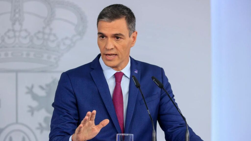 Pedro Sánchez encourages the employers to sit down with the unions to raise salaries beyond the SMI