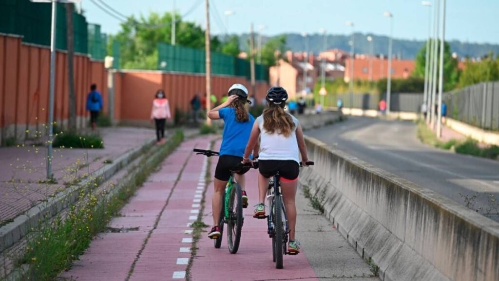 Roads remain abandoned while the Government spends 900 million euros on cycle lanes and pedestrian paths