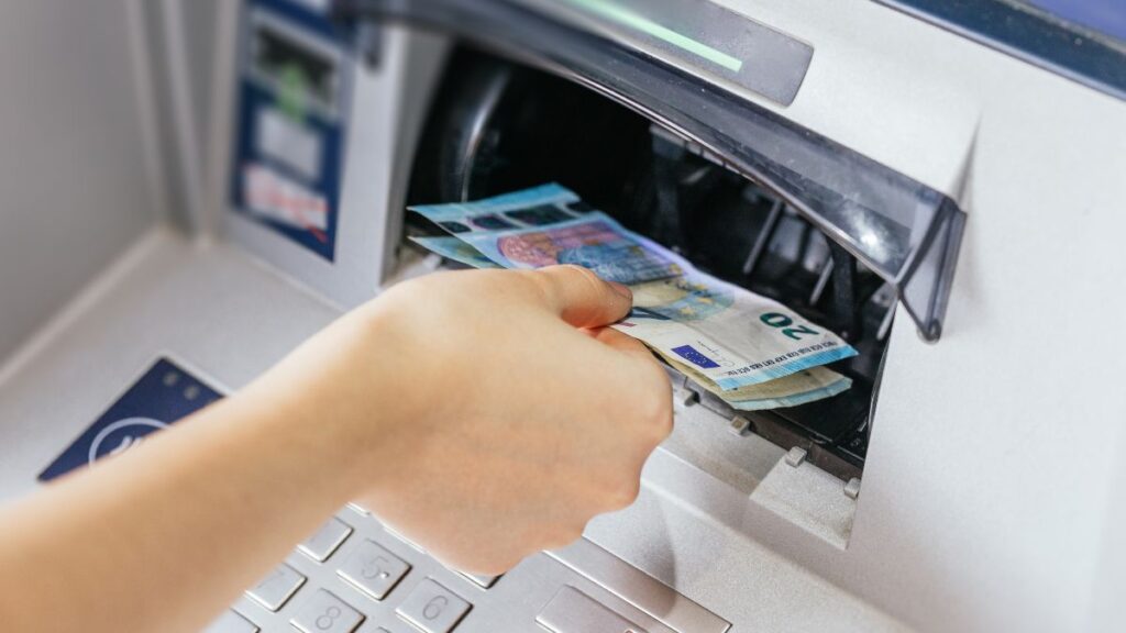 The Bank of Spain warns that if one of the owners dies, the other will not be able to withdraw money without the permission of the rest of the heirs