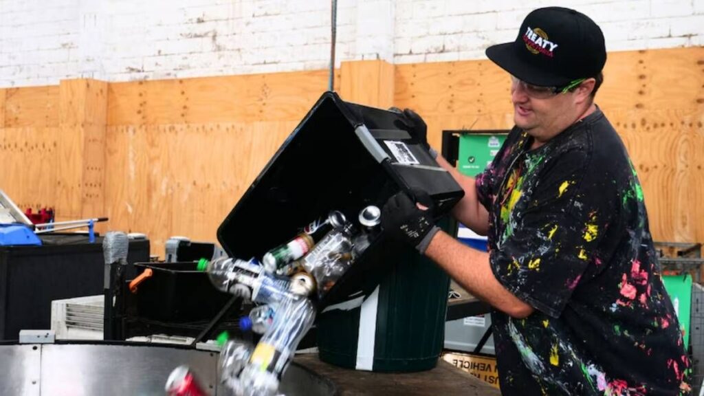 A 36-year-old man gets money for a down payment on a house by recycling cans: “It's small, but I'm lucky to have a roof”