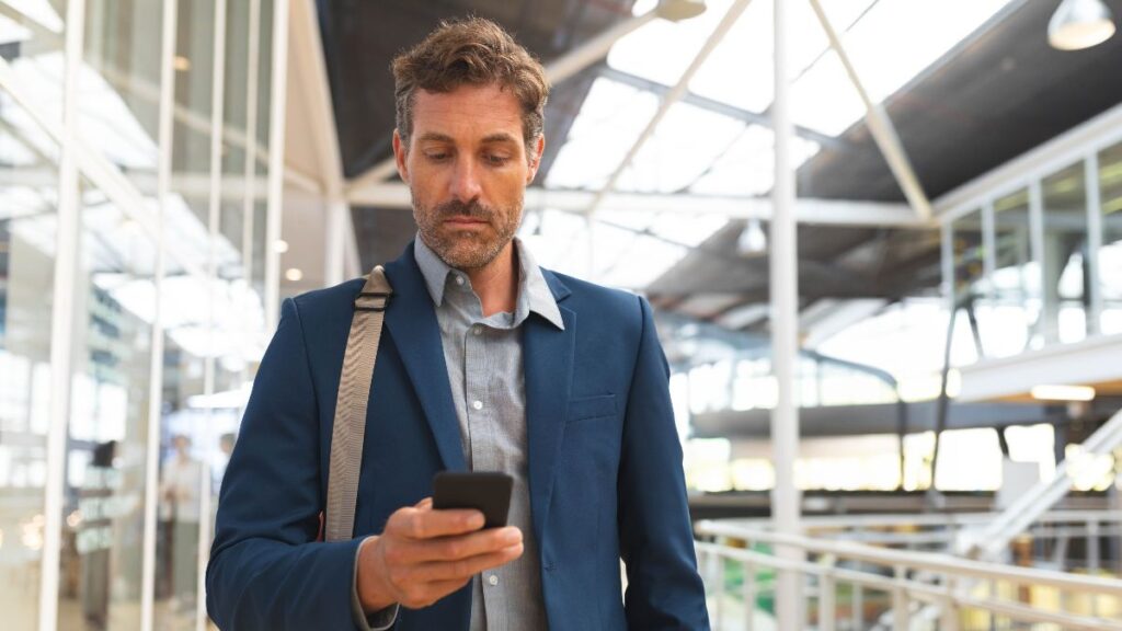 Pay in any currency without commission, VIP rooms or assistance insurance: the MoneyToPay card you need if you travel frequently for work