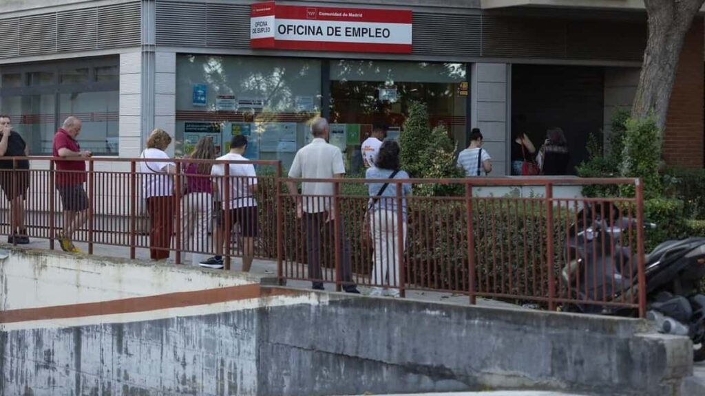 The SEPE is suspending the payment of the subsidy to those over 52 years of age who do not file the annual income tax return.