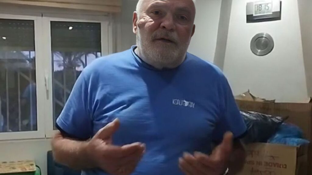 Jesús, owner of an apartment in Spain: "We are sleeping 3 people in the same bed and surrounded by boxes"