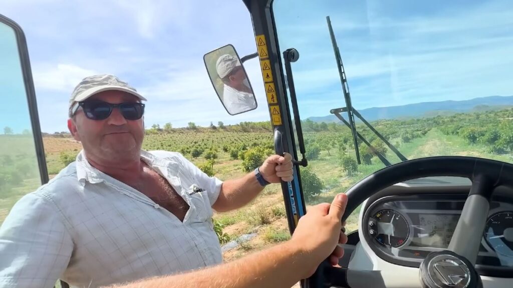 Paco, tractor driver, about his salary in the field: "About 7 euros an hour more or less, the minimum wage; In the past you earned much more than now"