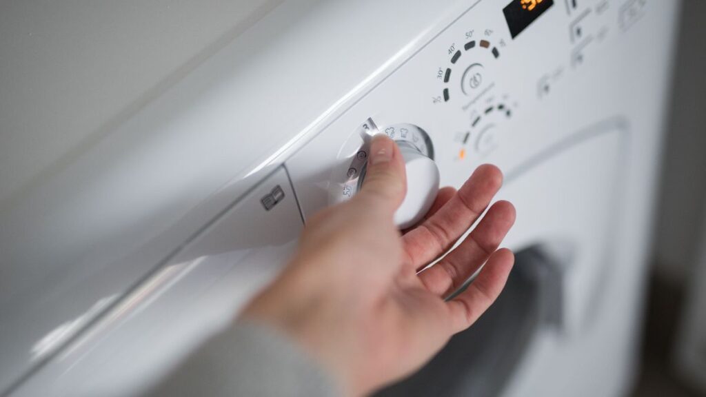 The price of electricity tomorrow, Saturday, March 28, by hour: when is it cheapest and most expensive on the day