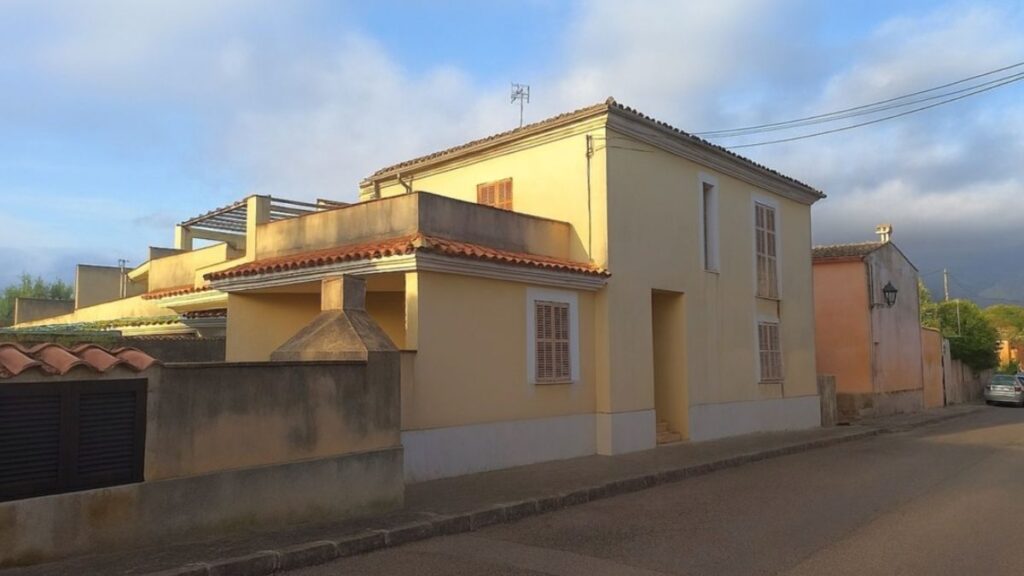 CaixaBank sells a house with 4 bedrooms, semi-furnished kitchen, patio and terrace for 46,500 euros