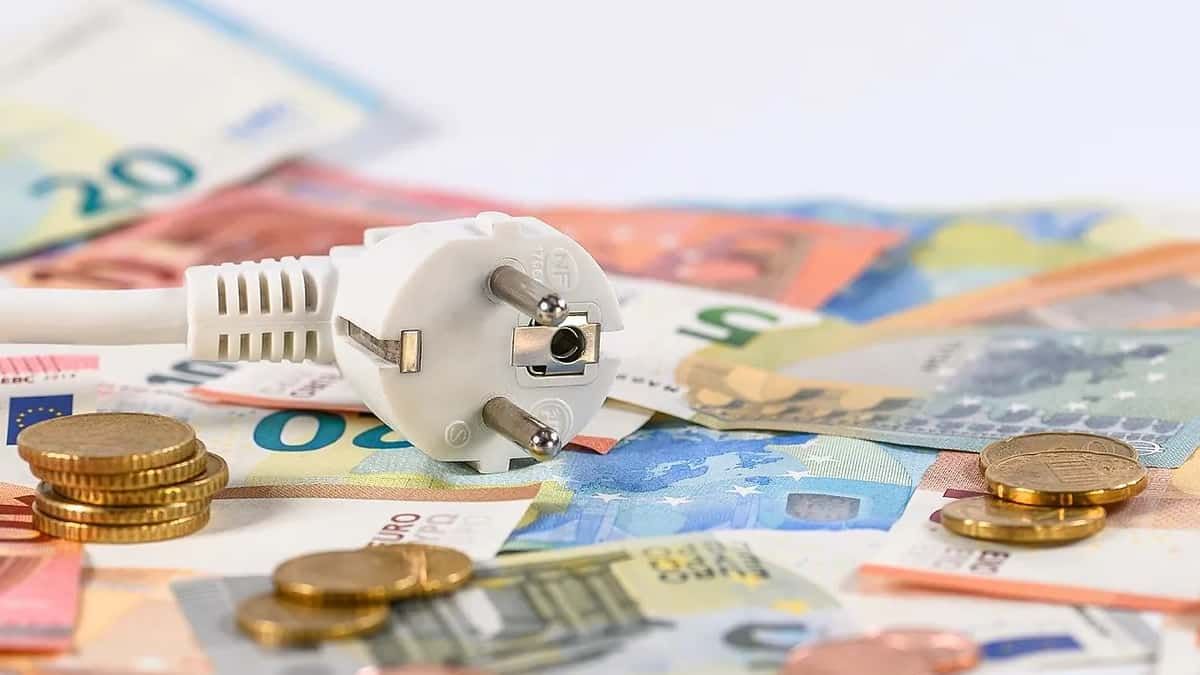 The price of electricity tomorrow, Sunday, shoots up 5,780.79%, although eight hours below 0 euros