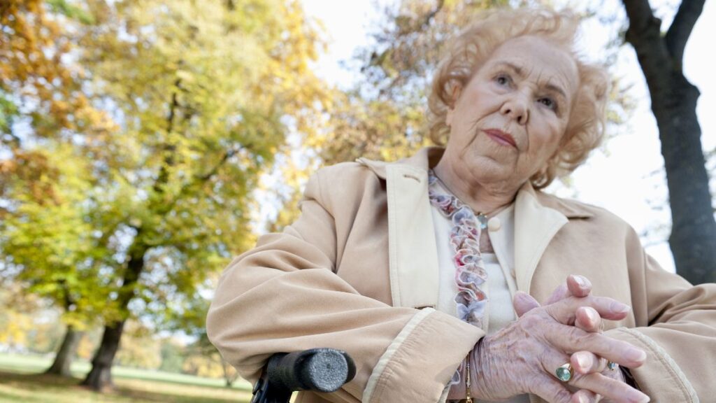 A 65-year-old woman with 70% disability loses her retirement pension for not renewing her job application at the SEPE