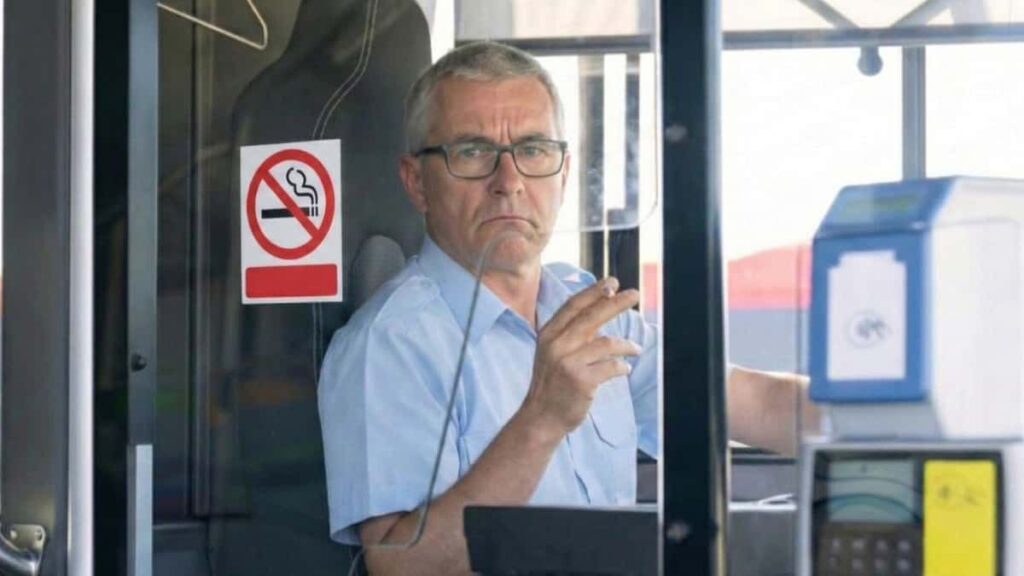 A bus driver achieves an absolute permanent disability of 2,522.69 euros due to bipolar disorder and addictions, despite the fact that Social Security refused to review his degree