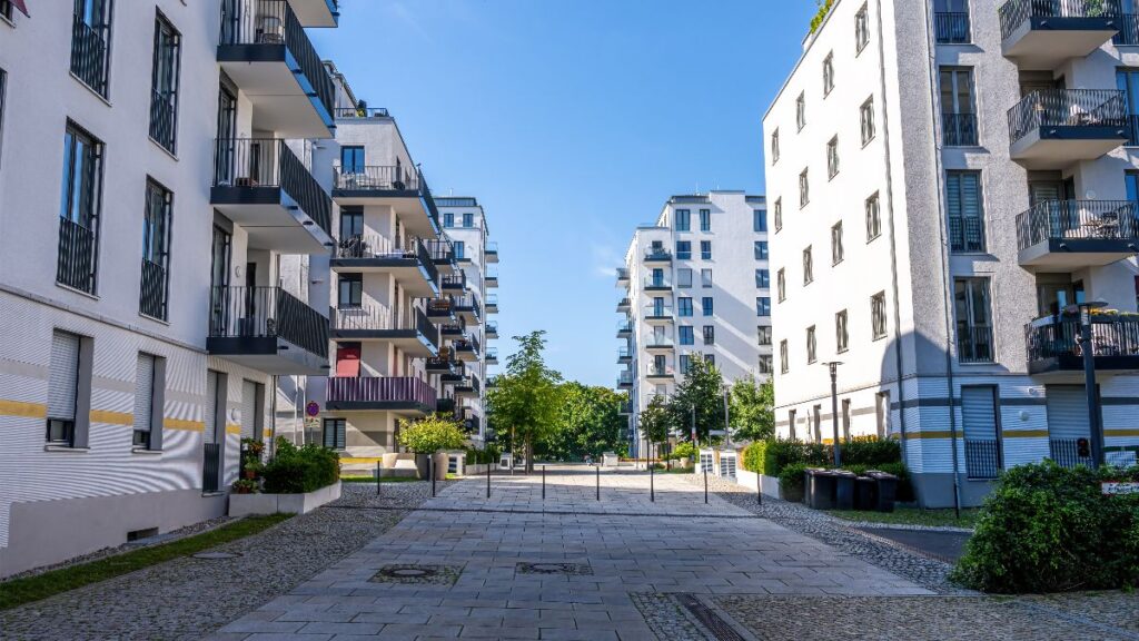 A community claims 214,598.86 euros from the City Council for using its private streets for years without paying maintenance: Justice says it has to pay