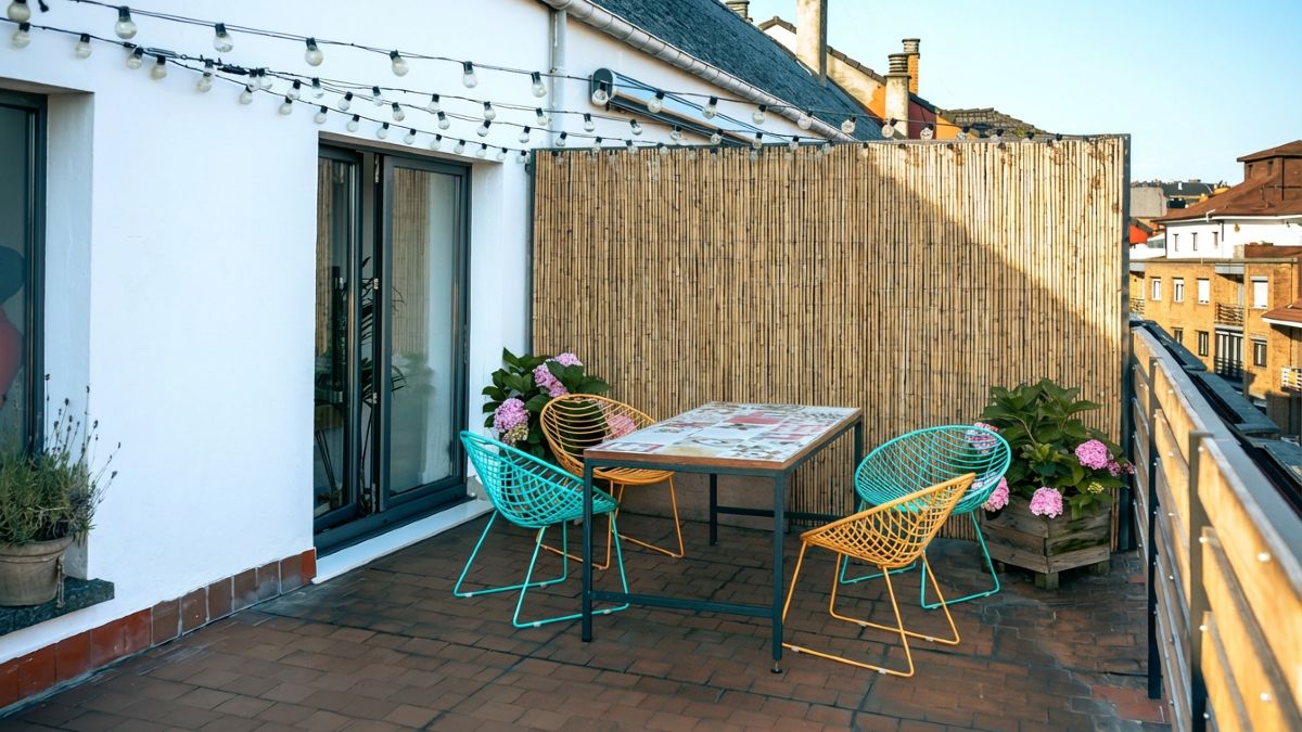 A community requires an owner to remove the fence from the separation wall with the neighbor: the court says that it is left because it does not affect the common elements or the aesthetics of the façade