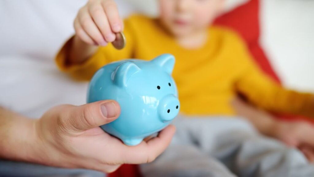 A father steals more than 10,000 euros of savings from his 10-year-old son to pay for his second wedding: justice forces him to return them