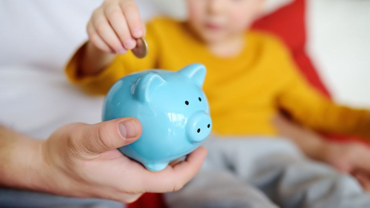 A father steals more than 10,000 euros of savings from his 10-year-old son to pay for his second wedding: justice forces him to return them