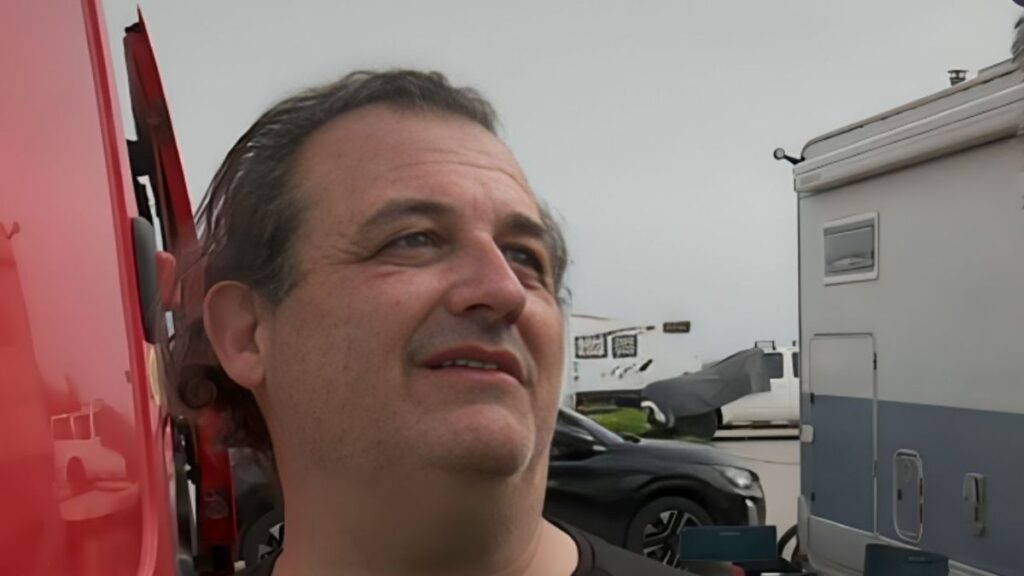 An airport worker is forced to sleep in the same bed with his daughter in an 8m2 caravan: he claims that with his salary "normal" is "unfeasible to have a house"