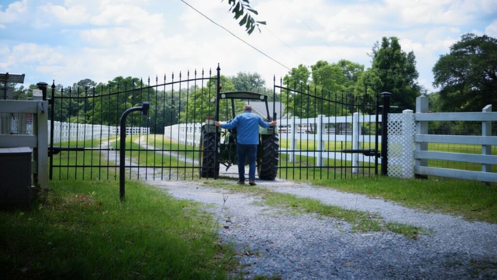 An owner installs a fence in his yard that forces his neighbor to get off the tractor to open it and pass through: the Supreme Court considers it a “mere nuisance” that does not impede the right of way
