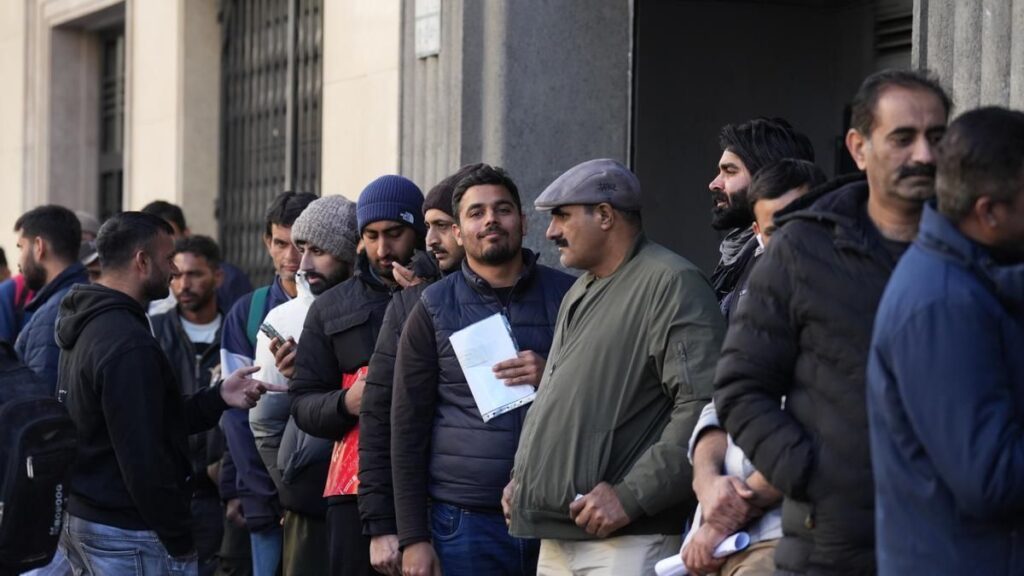 Confirmed by the Government: regularized migrants will not be able to request the Minimum Living Income until they have completed one year of legal residence in Spain