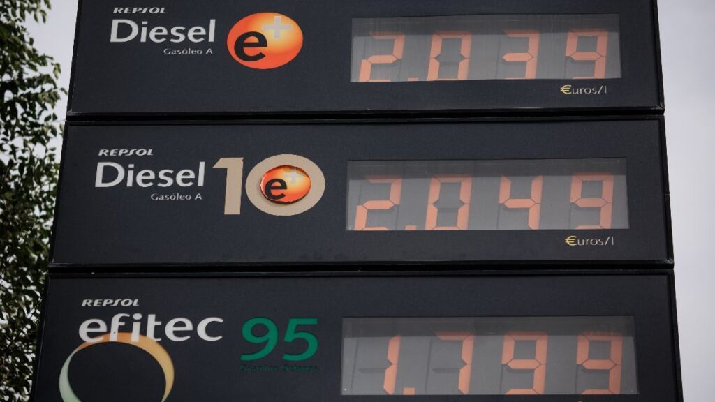 FACUA gives a lesson to gas stations in Spain and shows that they did not apply the VAT reduction and raised prices this Sunday