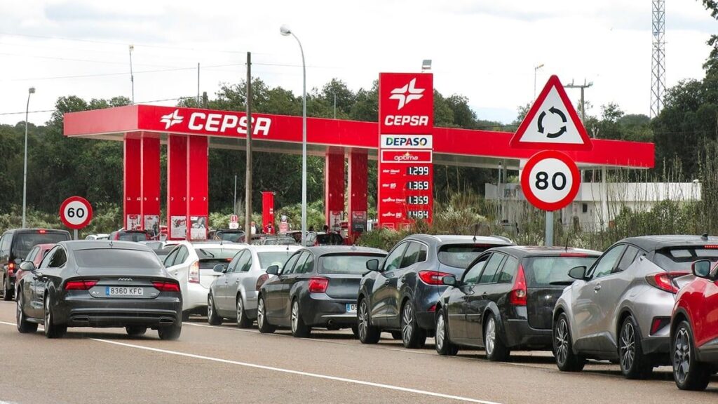 Kilometer-long queues starting this afternoon due to the increase in gasoline due to the war in the Middle East at many gas stations throughout Spain