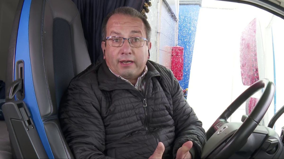 Óscar, transporter, in response to the rise in gasoline prices: “Before the war he filled the tank for 1,000 euros and now it costs 1,450, 45% more”