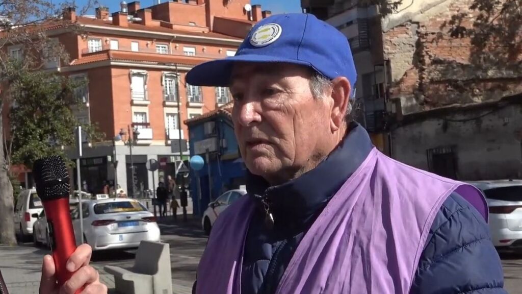 Several retirees over 65 years of age: "Young people have very precarious jobs, they are paid for 4 hours and then they do 8"