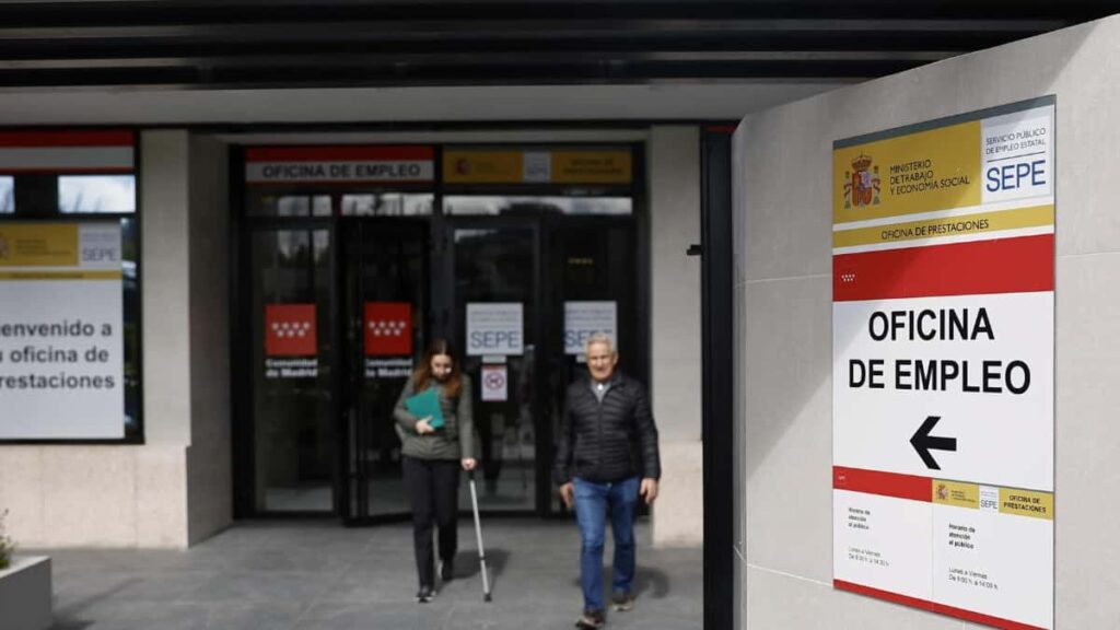 Social Security allows those who have a total permanent disability to collect unemployment benefits from their new job, but will remove the accumulated unemployment benefits from their previous employment.