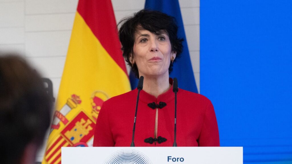 Social Security provides that the widow's pension can be collected even if the deceased was not working at the time of death if he or she had contributed for at least 15 years.