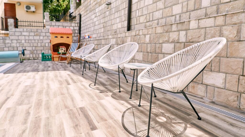 Some heirs put a wall on the terrace of the inherited house so that other relatives do not use it and justice forces them to tear it down and return it to its original state because it is not part of the inheritance