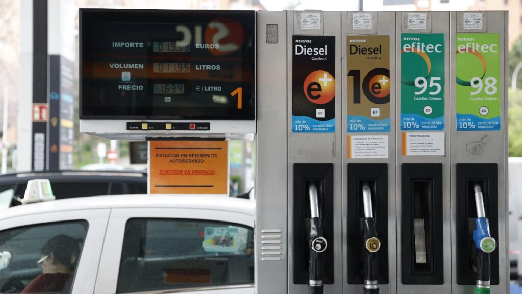 The price of oil skyrockets and exceeds 100 dollars due to the war in the Middle East