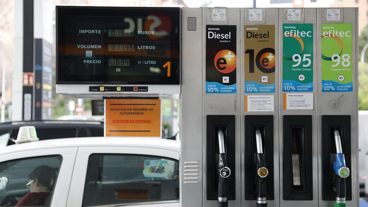 The price of oil skyrockets and exceeds 100 dollars due to the war in the Middle East