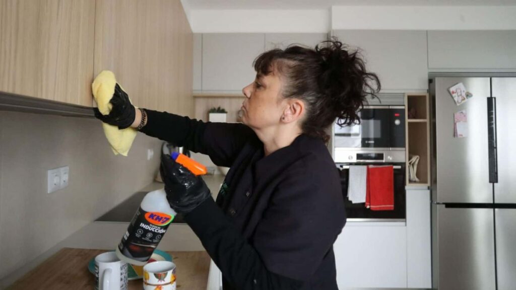 Women earn 5,481 euros less per year in Catalonia and working poverty is concentrated in agriculture, domestic workers and hospitality workers