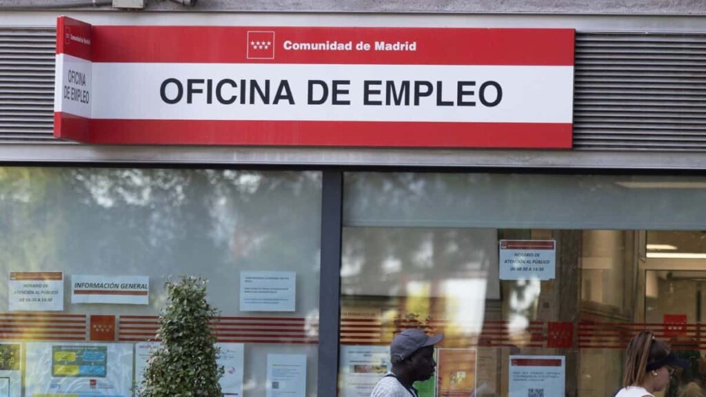 Workers who have contributed for at least ninety days will be approved for an initial subsidy of 570 euros after losing their job, as long as their income is less than 915.75 euros.