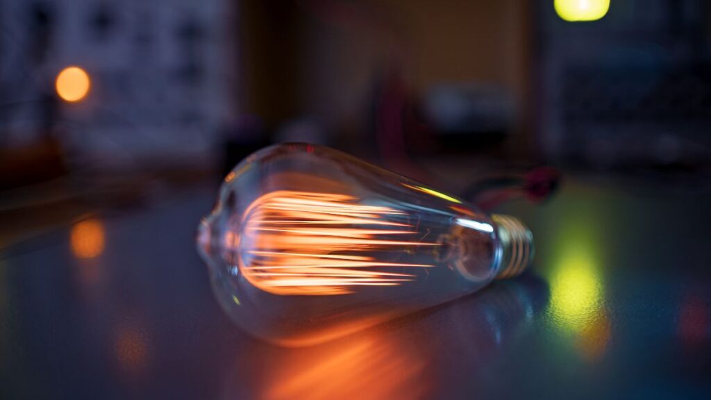 The price of electricity today, Saturday, April 4, at the PVPC drops but there will be 11 hours above 100 euros
